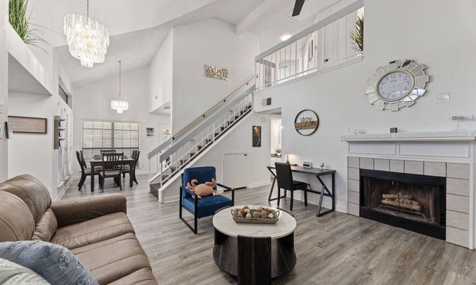 Euless Villa | Golfing Near the Pool in Euless