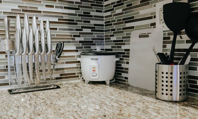 Poplar Apartment | ★GoodVibes★ | 3BR 2BA Walk to Chinatown & Conv Cen