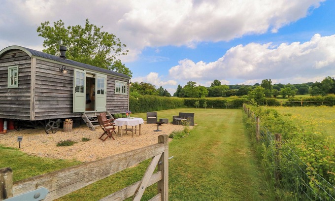Christian Malford Cottage | GOOSE WHISTLE HUT, pet friendly, with open fire in Foxham