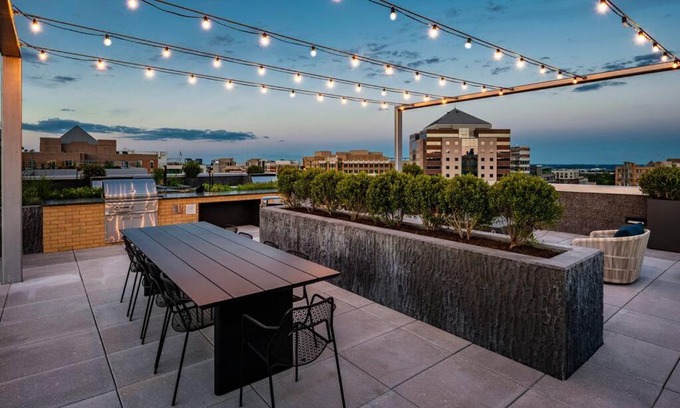 Clarendon Apartment | Gorgeous 1 Bedroom At Clarendon With Gym and Rooftop