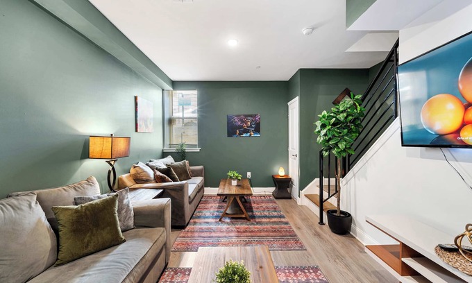 West Poplar House | Gorgeous 2 BD/2 Bath Home w/Private Patio