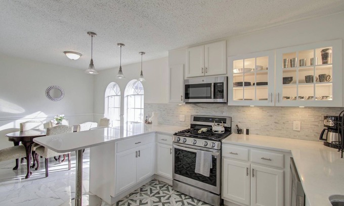 Clodine House | Gorgeous 4 Bd/2.5 Ba with King Suite