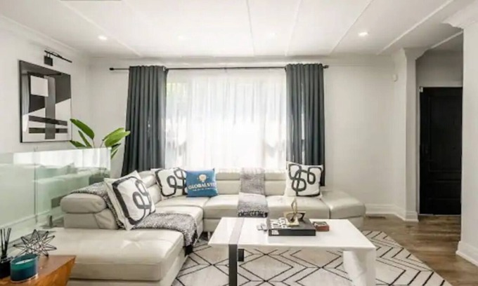 Mineola House | Gorgeous 4BR Villa with pool in a prestigious Neighborhood in Port Credit Miss