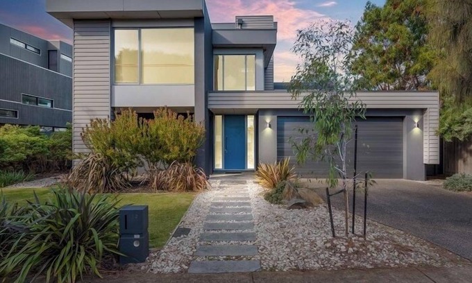 Torquay House | Gorgeous 5 Bedroom House - Golf Course Views - Torquay