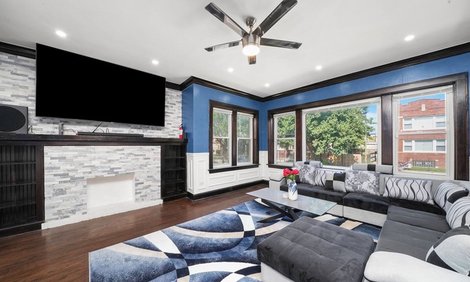 Gresham House | Gorgeous 5 Bedroom Gem Sleeps 18 with Pool, Ping Pong, Pac Man, Tons of Games!