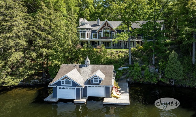 Muskoka Lakes Cottage | Gorgeous 7 Bed, 6 Bath Family Cottage on Lake Rosseau! Muskoka Room! Pool Table!