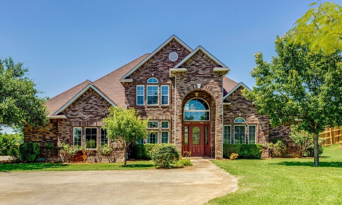 Fort Worth House | Gorgeous 8 Bedroom, 5 Bath, 6012 sq ft. huge game room and Pool on 5 acres