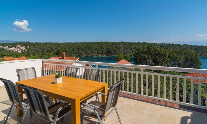 Vrboska Apartment | Gorgeous apartment in Vrboska