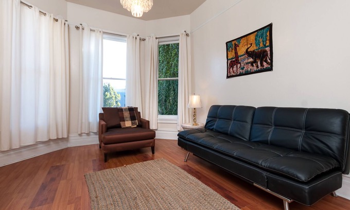 Downtown Oakland Apartment | GORGEOUS APARTMENT IN VICTORIAN