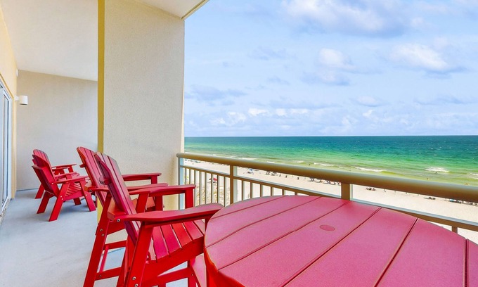 Fort Walton Beach Condo | Gorgeous beachfront condo with pool, hot tub, gym, W/D & AC - access to beach
