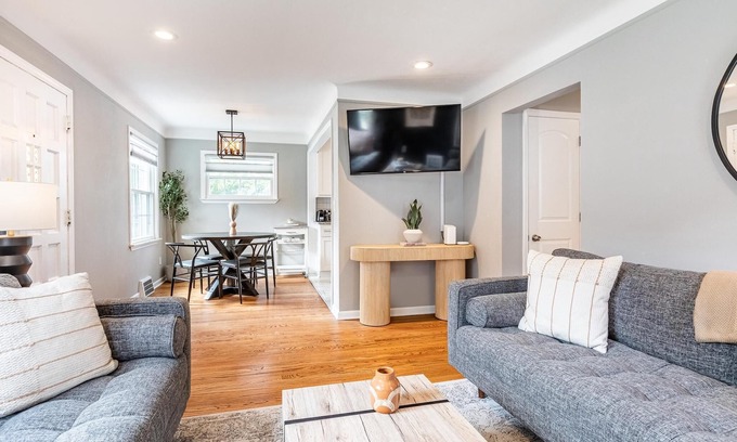 Berkley House | Gorgeous Berkley 3BR/2.5BA Home w/Loft Suite