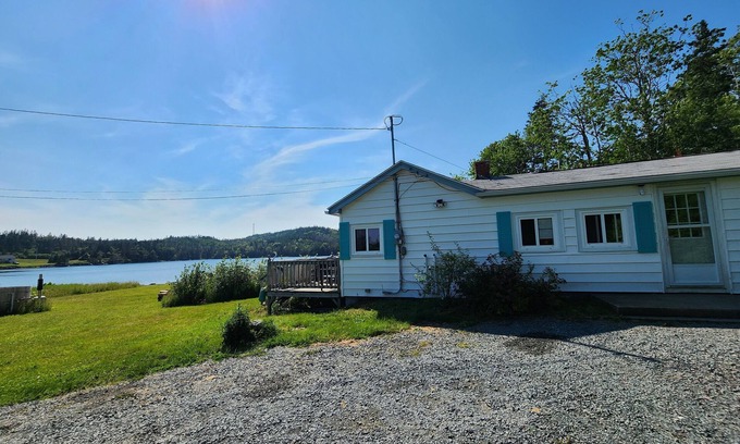 Halifax County Cottage | Gorgeous Cottage on the waterfront lake
