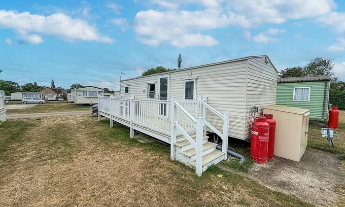 Hopton House | Gorgeous caravan with decking in Breydon Water Holiday Park, ref 10081B