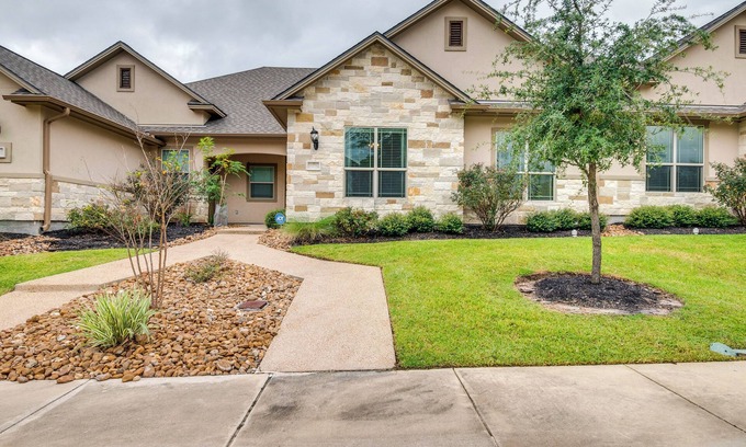 College Station House | Gorgeous College Station Townhome w/Patio!