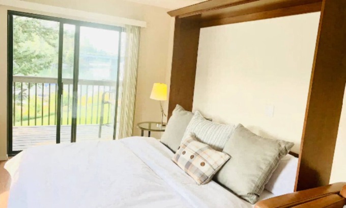 Bigfork Apartment | Gorgeous Condo on Flathead Lake with a Spa Tub!