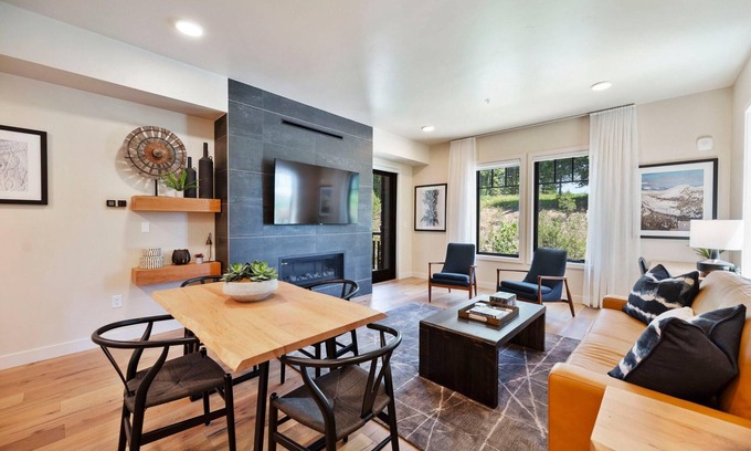 Tamarack Condo | Gorgeous Condo|Steps FromHill|Fireplace|Balcony