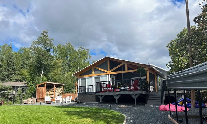 Manitoba Cottage | Gorgeous cottage in Poplar Bay on the waterfront amid a 4 season playground