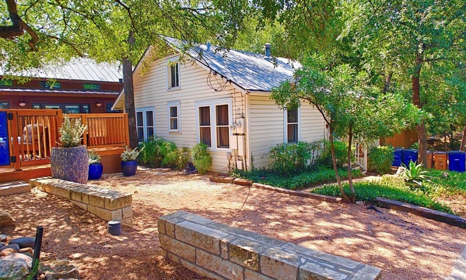 Clarksville Cottage | Gorgeous Cottage Top Location LGBT Friendly Great Location 5 Minutes to Downtown