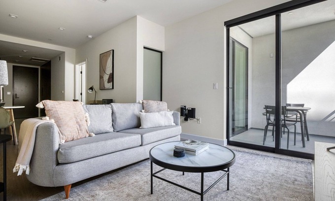 Palms Apartment | Gorgeous Culver City 1BR w/Roof, walkable neighborhood, by Blueground