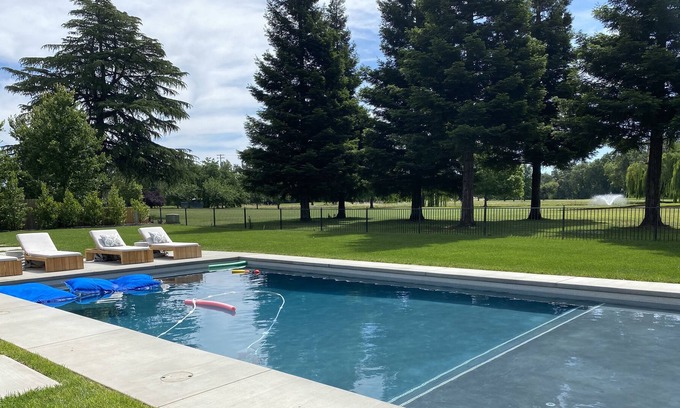 Chico House | Gorgeous Designer Home on Golf Course with POOL - perfect for large gatherings!