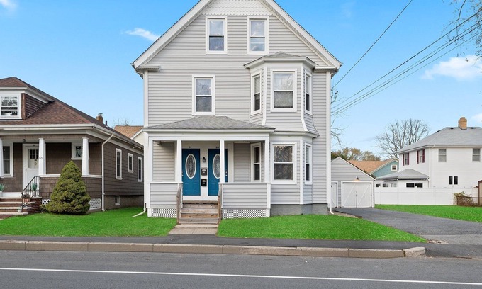 East Providence Apartment | Gorgeous Duplex In A Quite & Safe Area, Minutes From Providence