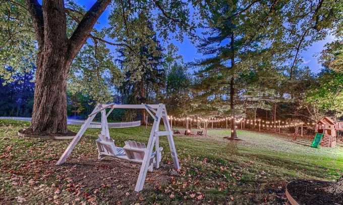 Lewis Center House | Gorgeous Farmhouse in Lewis Center with a private pond, barn and a backyard