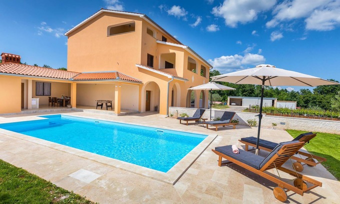 Divsici House | Gorgeous home in Divsici with WiFi