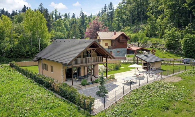 Sarsoni House | Gorgeous home in Fuzine with kitchen