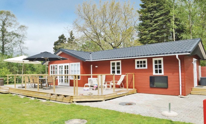 Hojslev House | Gorgeous home in Højslev with kitchen