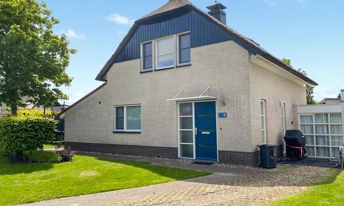 Makkum House | Gorgeous home in Makkum with kitchen