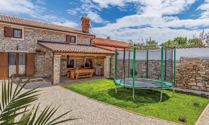 Mali Vareski House | Gorgeous home in Peruski with WiFi