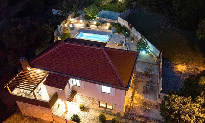 Pokrovnik House | Gorgeous home in Pokrovnik with WiFi