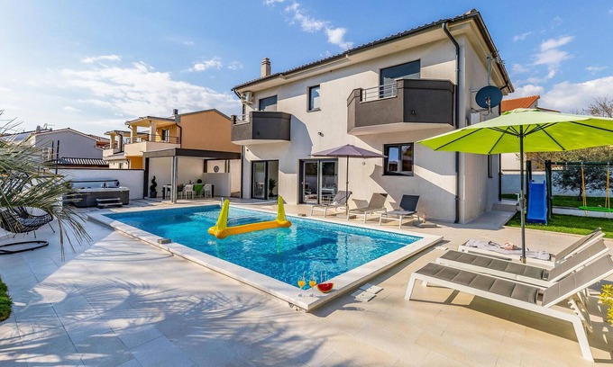 Stinjan House | Gorgeous home in Pula with sauna