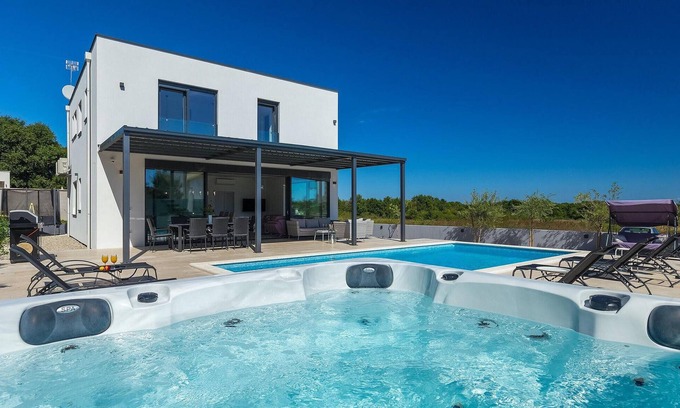 Liznjan House | Gorgeous home in Pula with sauna