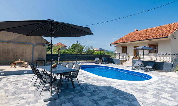 Runovici House | Gorgeous home in Runovici with kitchen