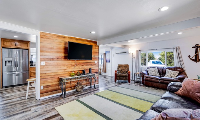 Garibaldi House | Gorgeous home overlooking the bay near a boat launch - dog-friendly