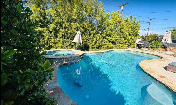 Chatsworth House | Gorgeous House with Pool , Hot tub , Ping pong table , foosball , WiFi in LA