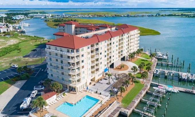 Morehead City Condo | Gorgeous Inlet View - Balcony & Pool