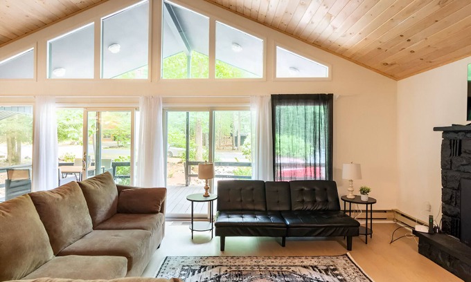 East Stroudsburg Cabin | Gorgeous Lake Cabin in the Poconos with private hot tub