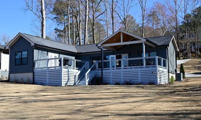 Monticello House | Gorgeous Lakefront Bungalow on Lake Jackson with Large Deck - Perfect getaway!