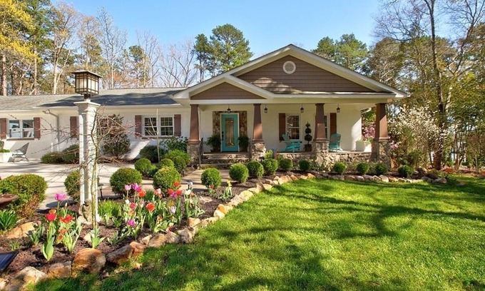 Merifield Acres House | Gorgeous lakeside retreat with room for all!