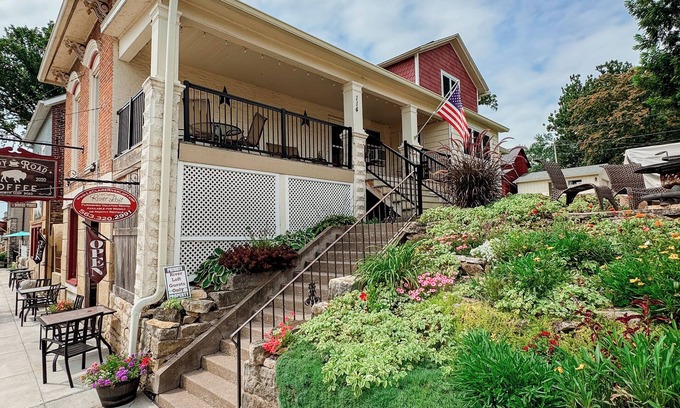 Le Claire House | Gorgeous loft in the heart of LeClaire, Iowa