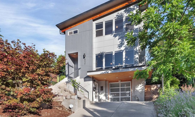 Portland House | Gorgeous Modern 3-bedroom house in Portland with AC and WiFi