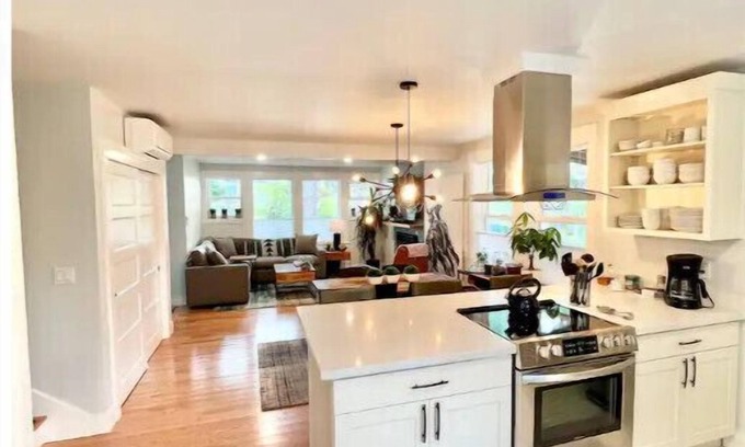 Squire Park House | Gorgeous Modern Capitol Hill/Central Home