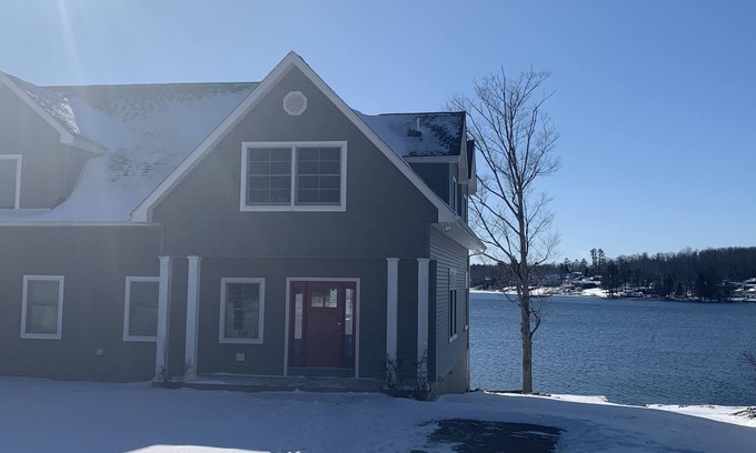 Carbondale House | Gorgeous newer home on Newton Lake/Crystal Lake near Elk mountain ski resort.