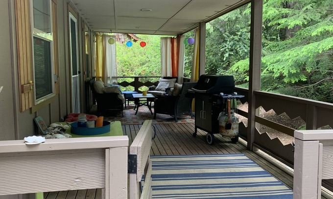 Burley House | Gorgeous open concept. King, queen and bunks. Kayaks, games, videos. Family fun!