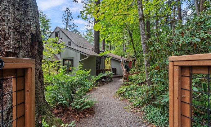 West Slope House | Gorgeous Portland home in the West Slope neighborhood adjacent to everything!