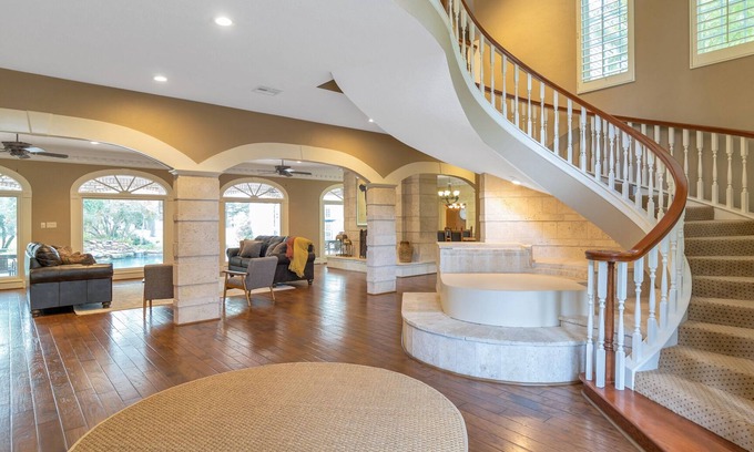 Rose Hill House | Gorgeous Retreat w/private Pickleball court! Only 3 min from Sandalwood Manor