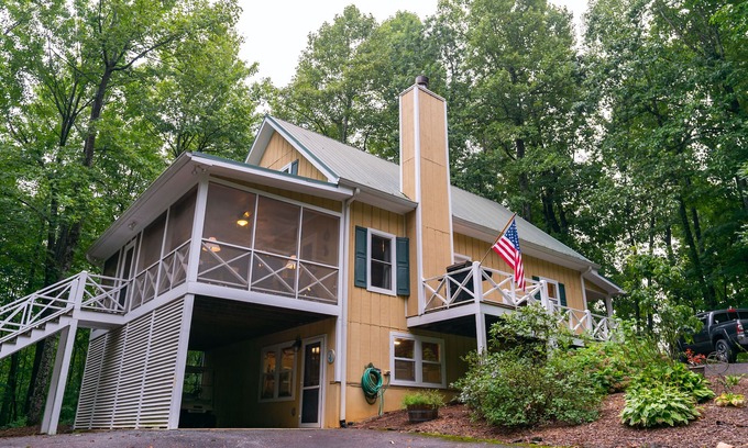 Saluda House | Gorgeous Saluda Mountain Home