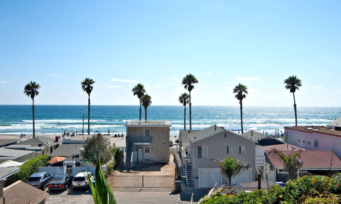 Townsite Condo | GORGEOUS & SPACIOUS FRONT OCEAN VIEW 2-KING BEDROOMS, LG DECK STEPS TO THE BEACH